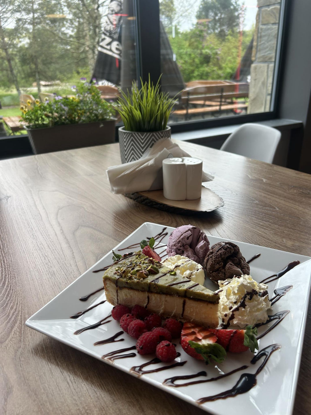 Przystań Flisacka
to miejsce, w którym łączymy spędzanie
miłego czasu wraz z tradycyjnymi domowymi potrawami. Zlokalizowana
jest na początkowej stacji Spływu Dunajcem- To idealny moment na
spróbowanie naszych potraw i naładowanie baterii przed dwugodzinnym
Spływem! 